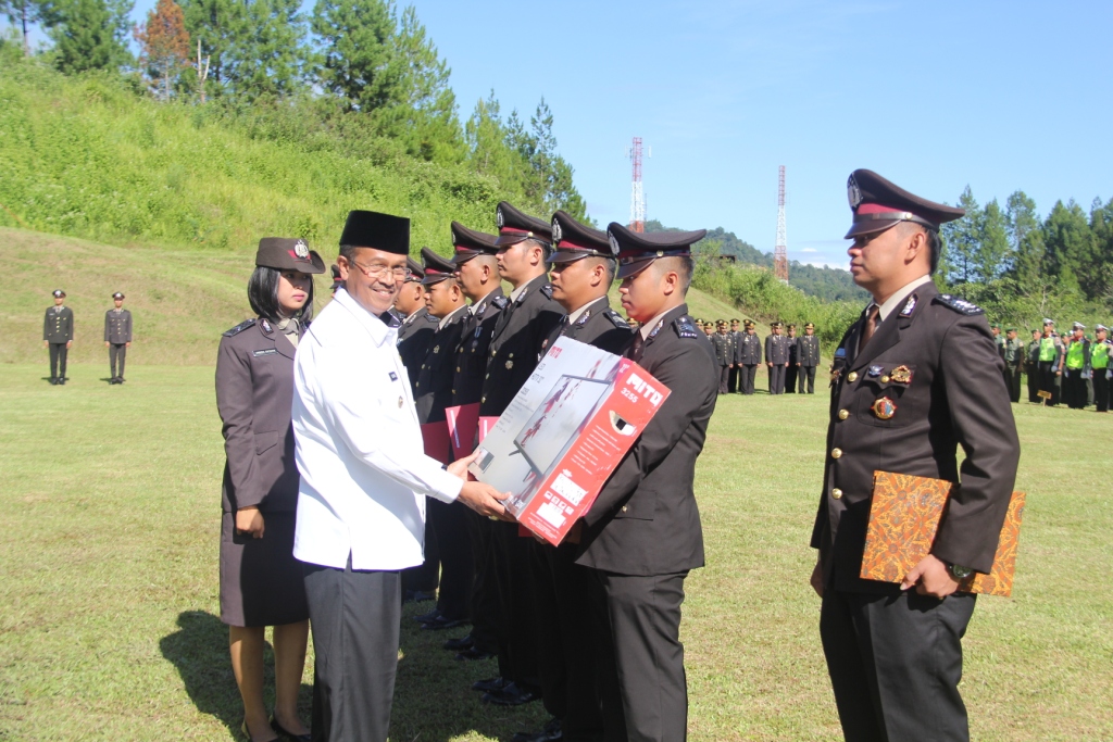 Bupati Gusmal serahkanpenghargaan